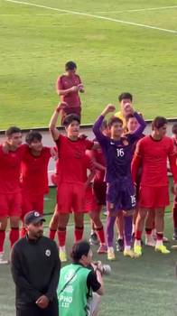 嗨翻！实拍：赛后现场中国球迷高呼&ldquo;李昊NB&rdquo;，李昊高举双臂回应