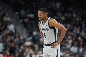 戏份不多！福克斯15中6拿到14分3板5助1断 下半场8中2仅4分